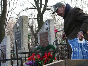 Киевлян призывают не носить на кладбища искусственные цветы. Фото: Максим Люков