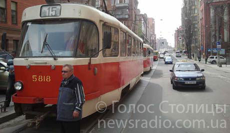 Трамваи встали в очередь из-за джипа. Фото: newsradio.com.ua