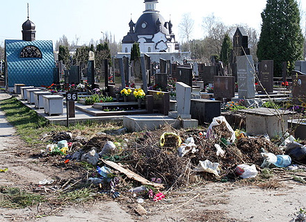 На столичных кладбищах еще полно мусора.
Фото: kiev.unian.net 