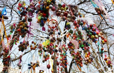 В сквере даже деревья украшены писанками.
Фото:kiev.globalinfo.ua