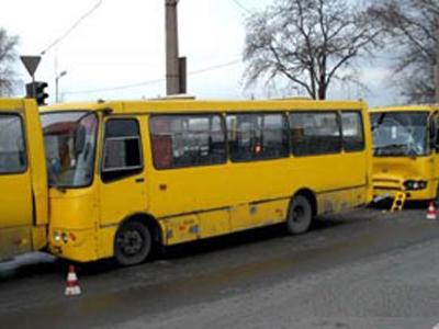 В Киеве столкнулись две маршрутки с пассажирами. Фото: donbass.ua
