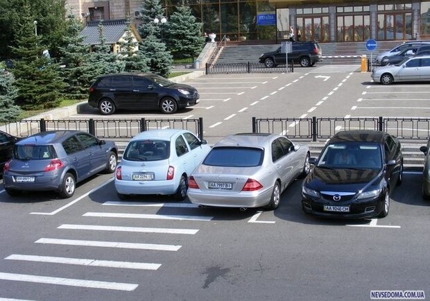 Завтра ГАИ запретит парковаться возле кладбищ. Фото: nevsedoma.com.ua
