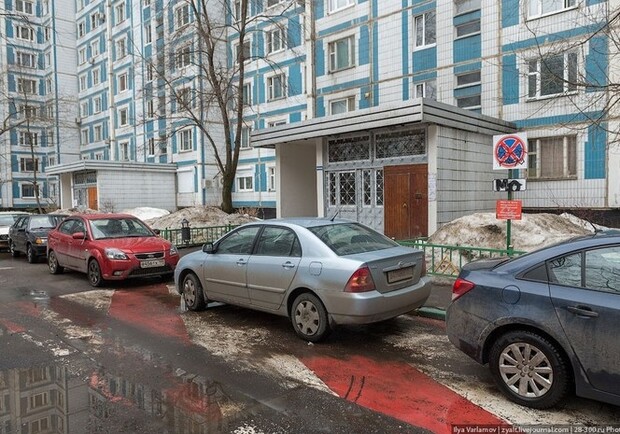 С припаркованных во дворах автомобилей хотят брать по 10 гривен. Фото: niklife.com.ua