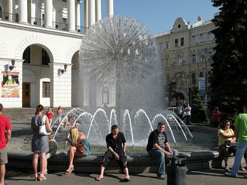 Вряд ли в тени фонтанов удастся спрятаться от зноя.
Фото с сайта fotki.yandex.ru