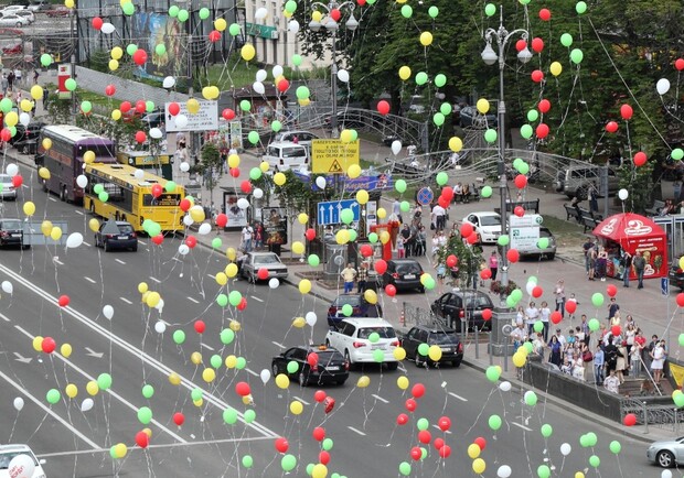 Новость - События - В Киеве впервые установлен всеукраинский рекорд по запуску воздушных шаров с желаниями детей