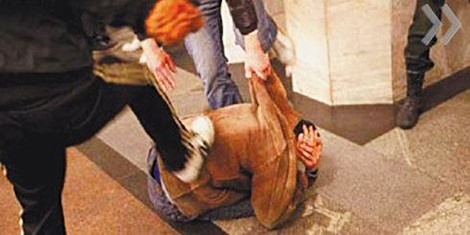 Толпа проломила голову парню. Фото: ukrnews24.com