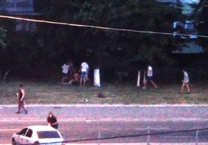 Установлены личности драки возле "Дримтауна". Фото: скриншот видео