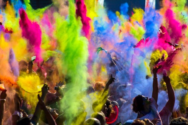 Новость - Досуг и еда - Яркий фестиваль красок Холи перенесли на июль