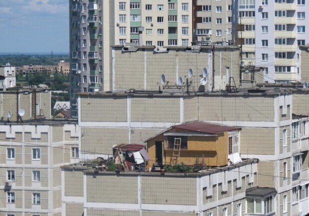 Пристройки к киевским многоэтажкам делают не только сбоку, но и сверху. Фото: vz.ua