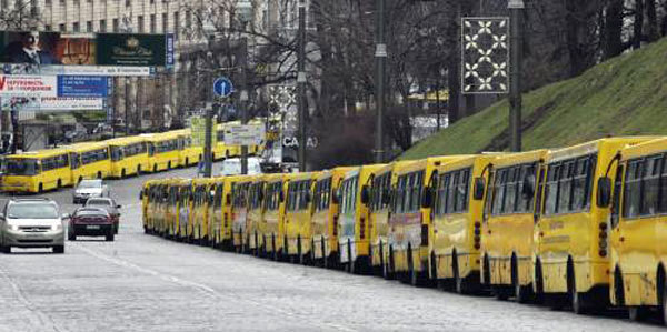 Останавливать транспорт ради проезда чиновников - обычное дело в Киеве. Фото: ru.tsn.ua