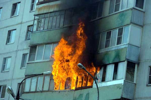 Пожары на балконах чаще всего случаются из-за брошенных окурков. Фото: vmurmanske.ru