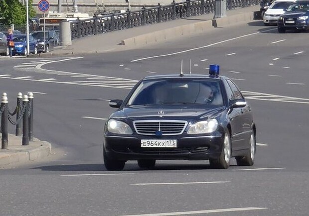 В Киеве будут ловить авто с мигалками. Фото: trinixy.ru