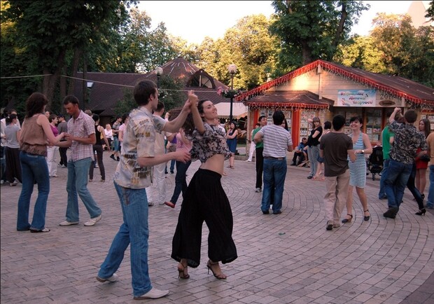 Сальса флешмбо пройдут в Парке шевченко
Фото: vk.com/salsa_zouk_open_air_kiev