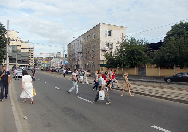 Новость - Транспорт и инфраструктура - Тысячи киевлян рискуют жизнью, ежедневно перебегая  дорогу возле универмага "Украина"