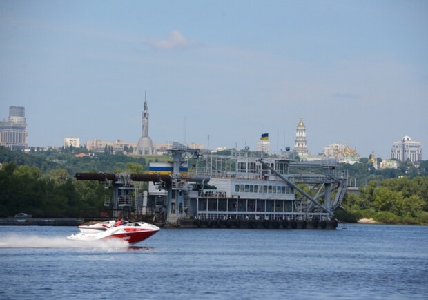 Снаряд появился прямо возле моста.
Фото: vz.ua