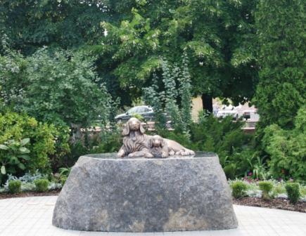На памятнике изображены мама со щенком.
Фото: obolonrda.gov.ua