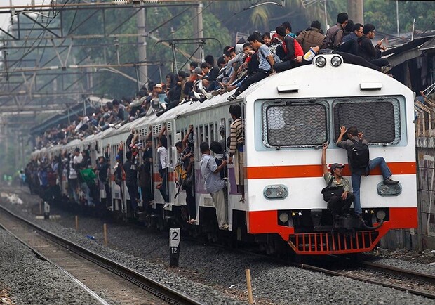 Ездить на поездах вне вагона крайне опасно.
Фото: dezinfo.net