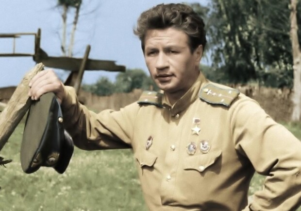 Леонид Быков остается одним из любимых киногероев многих киевлян. Скриншот с фильма в "Бой идут одни старики"