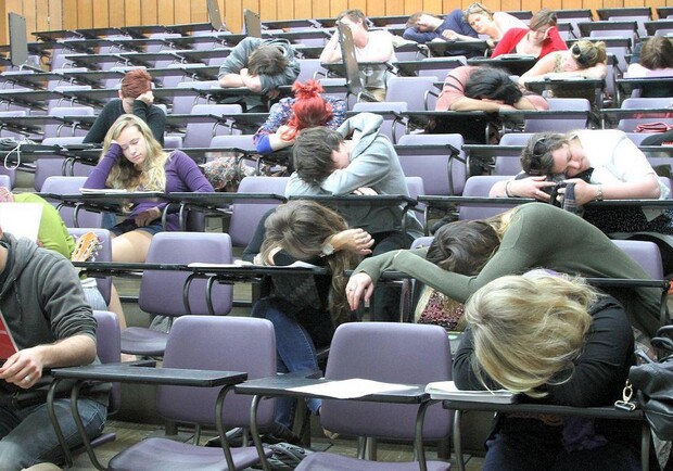 Студенты КПИ смогут спать на час дольше. Фото: yaplakal.com