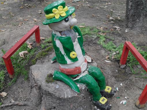 Новость - События - Не простояли и недели: скульптуры в Голосеевском парке разбили и разворовали