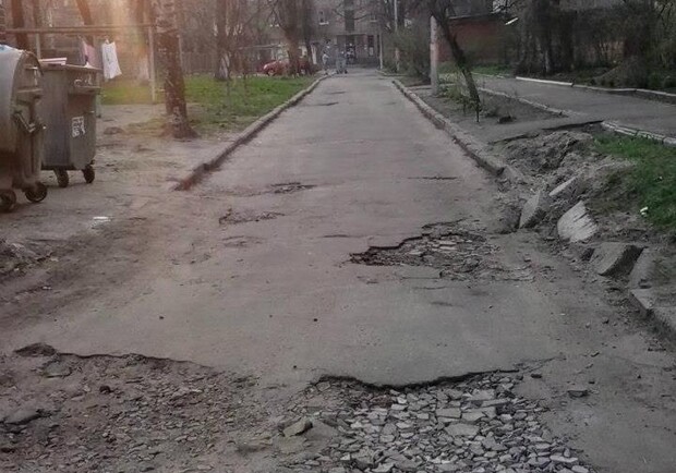 Благодаря киевлянам дорги по ул. Сергиенко отремонтировали. Фото: facebook.com/wasylnyak