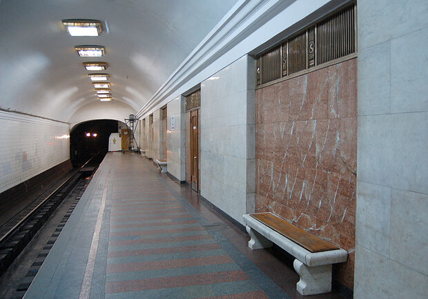 На станции метро "Арсенальная" на рельсы упал человек. Фото: news.uklon.com.ua