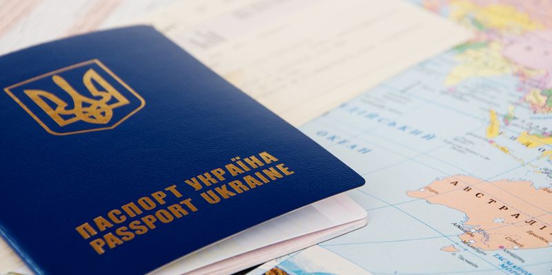 Загранпаспорт можно оформить в выходной. Фото: get-visa.com.ua