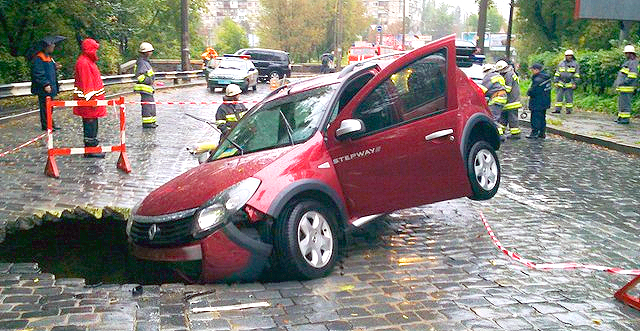 Новость - События - Провал на Подольском спуске: авто под землей и огромная пробка