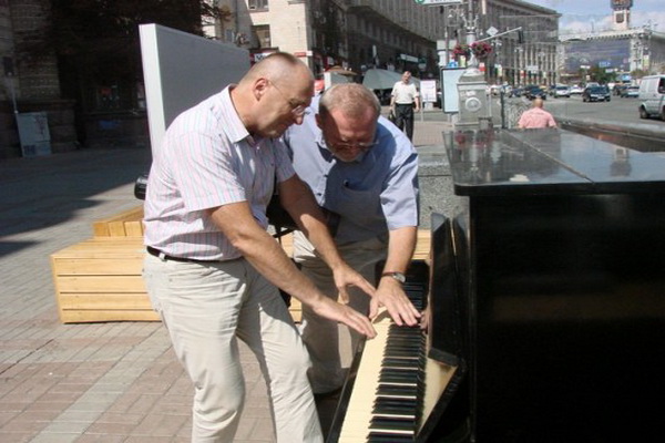 Уличное пианино на зиму переезжает. Фото: ura.dn.ua