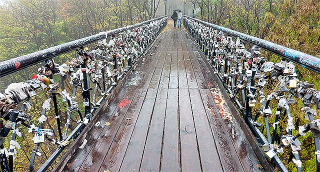 Мост влюбленных - лидер киевских мостов по количеству самоубийств. Фото с сайта www.delfi.ua