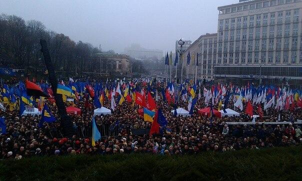 Перед отелем "Днепр" толпа митингующих. Фото со страницы vo_svoboda, Twitter