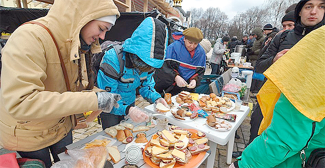 Бутерброды у митингующих пользуются спросом. Фото Vgorode