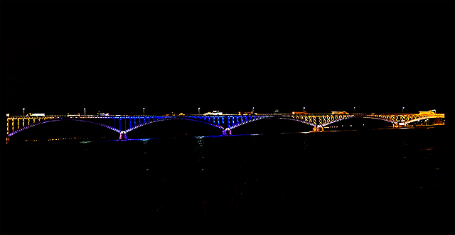 Мост между Штатами и Канадой засветился цветами украинского флага. Фото с сайта zn.ua.