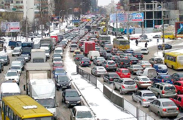 В Киеве 8-балльные пробки. Фото с сайта ТСН