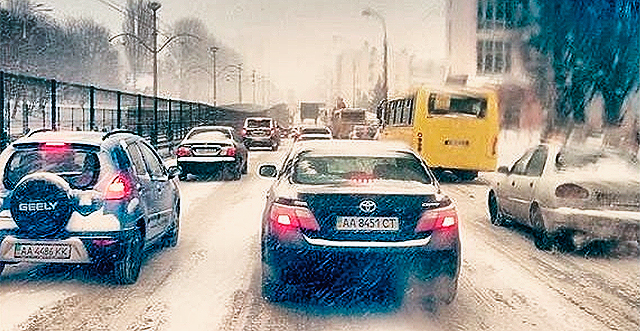 Киев который день сковывают пробки. Фото alexanderred, instagram