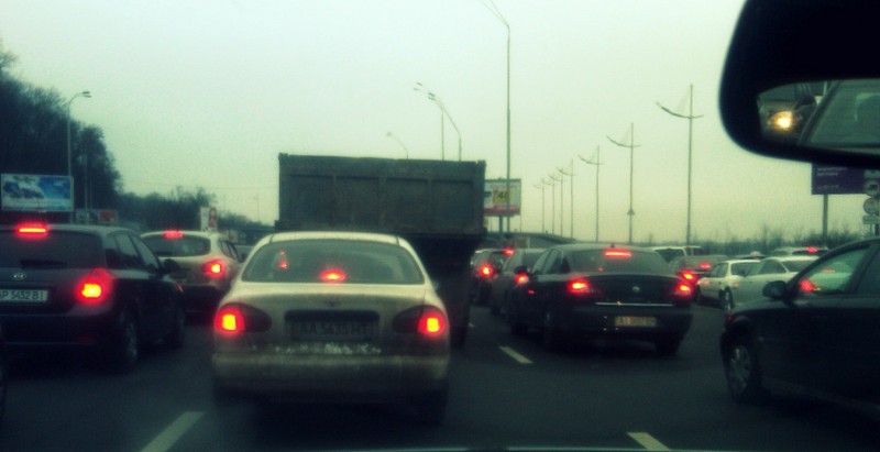 Перед мостом Метро ГАИ перекрывает движение, машины выстраиваются в пробку. Фото Натальи Вагнер, Vgorode.ua