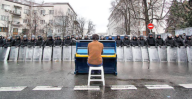 На Майдане появится новое пианино. Фото facebook.com/seanlennon.