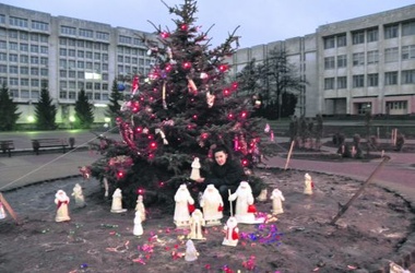 На территории КПИ появились Деды Морозы. Фото с сайта segodnya.ua