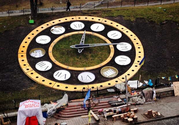Новость - Транспорт и инфраструктура - Фотофакт: неизвестные разбили цветочные часы на Майдане