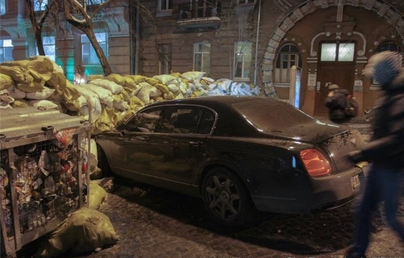 Новость - События - Фотофакт: "Бентли" въехала в баррикаду на Грушевского