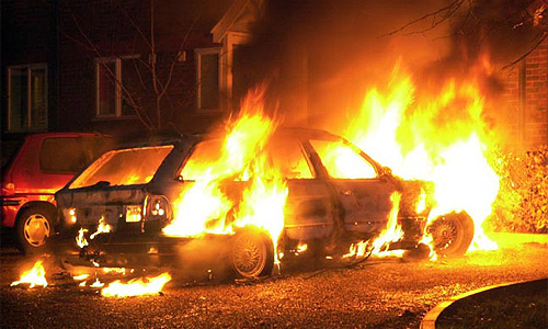 За ночь в Киеве подожгли 20 автомобилей, еще три загорелись потому, что стояли рядом. Фото с сайта summy-like.ua