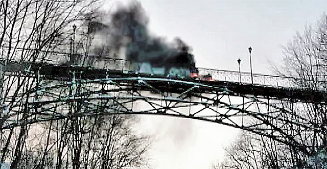 Мост влюбленных отремонтируют после митингов. Фото с сайта vz.ua.