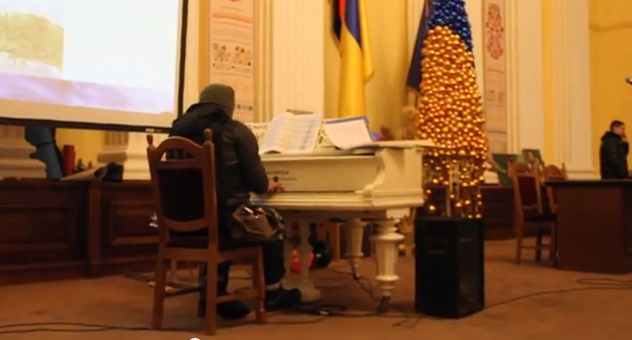 Новость - Люди города - "Спасибо тебе, мама": слушаем новую композицию от пианиста-революционера в КГГА