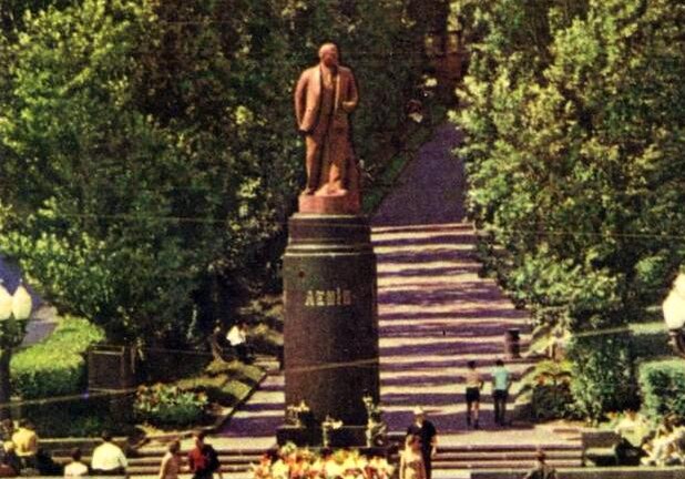 Таким был памятник в 1967 году. Через 46 лет его снесли.