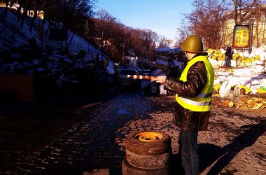 Новость - Транспорт и инфраструктура - Фотофакт: суровые киевские регулировщики на баррикадах вместо жезла используют ножку от стула