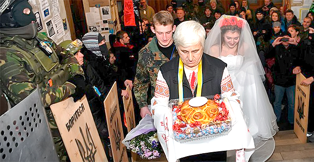 Новость - События - Совет да любовь: в захваченной КГГА отпраздновали первую революционную свадьбу