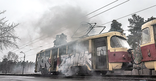 33-й трамвай горел вчера на Воскресенке. Фото Олега Макаренко, vk.com.