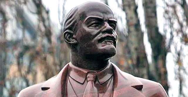 Памятик Ленину снесли митингующие 8 декабря. Фото с сайта ntv.ru.