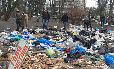 Мариинский парк убирают после "посиделок" провластного митинга. Фото с сайта lb.ua