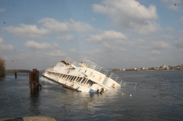 Новость - События - На Днепре тонет корабль: топливо льется в воду